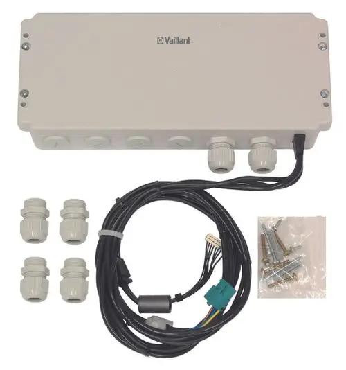Vaillant Zubehör bestehend aus einem grauen Anschlusskasten, Kabelbäumen, vier Dichtungen und einer Tüte mit Schrauben.